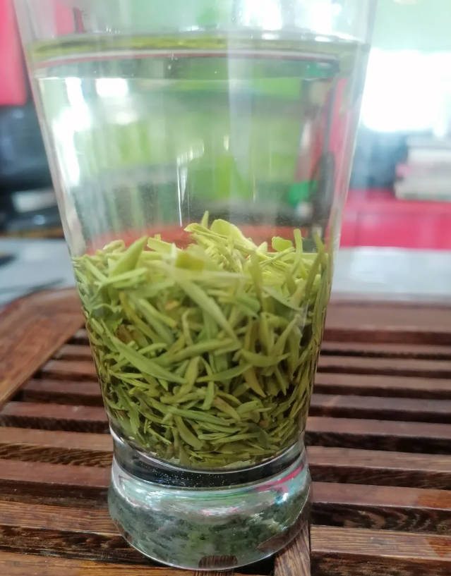 Demonstration of the medium pitch method of tea brewing